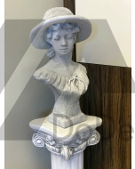 Popiersie z betonu kobiety w kapeluszu