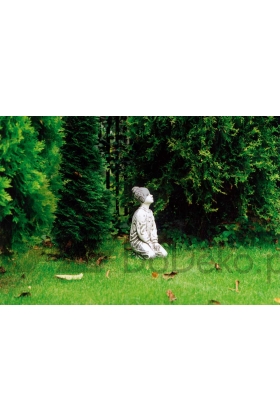 Figurka ogrodowa - siedzący chłopiec