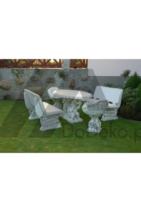 Gartentisch mit Skulptur
